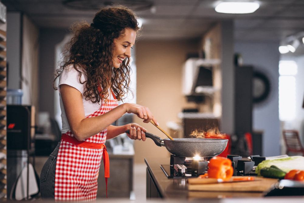 Como economizar na cozinha? 7 cozinhando mulher