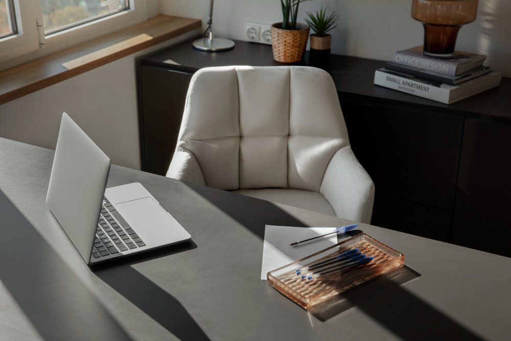 Escritório home office: como montar da forma ideal? 6 Comprar uma mesa para escritorioComprar uma mesa para escritorio