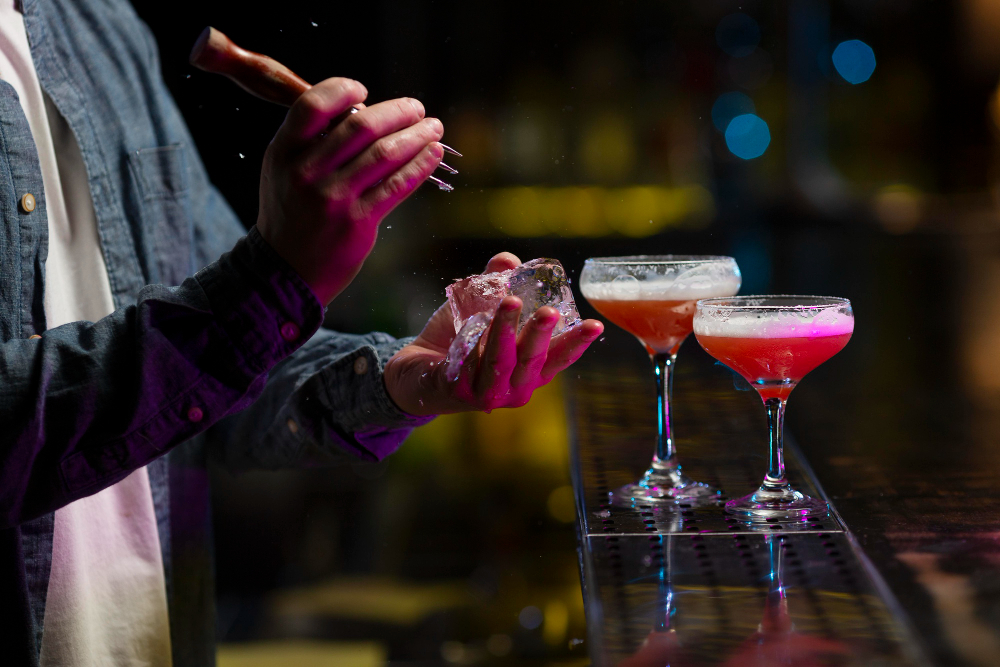 Quais são as melhores bebidas para relaxar a noite? 4 drinks